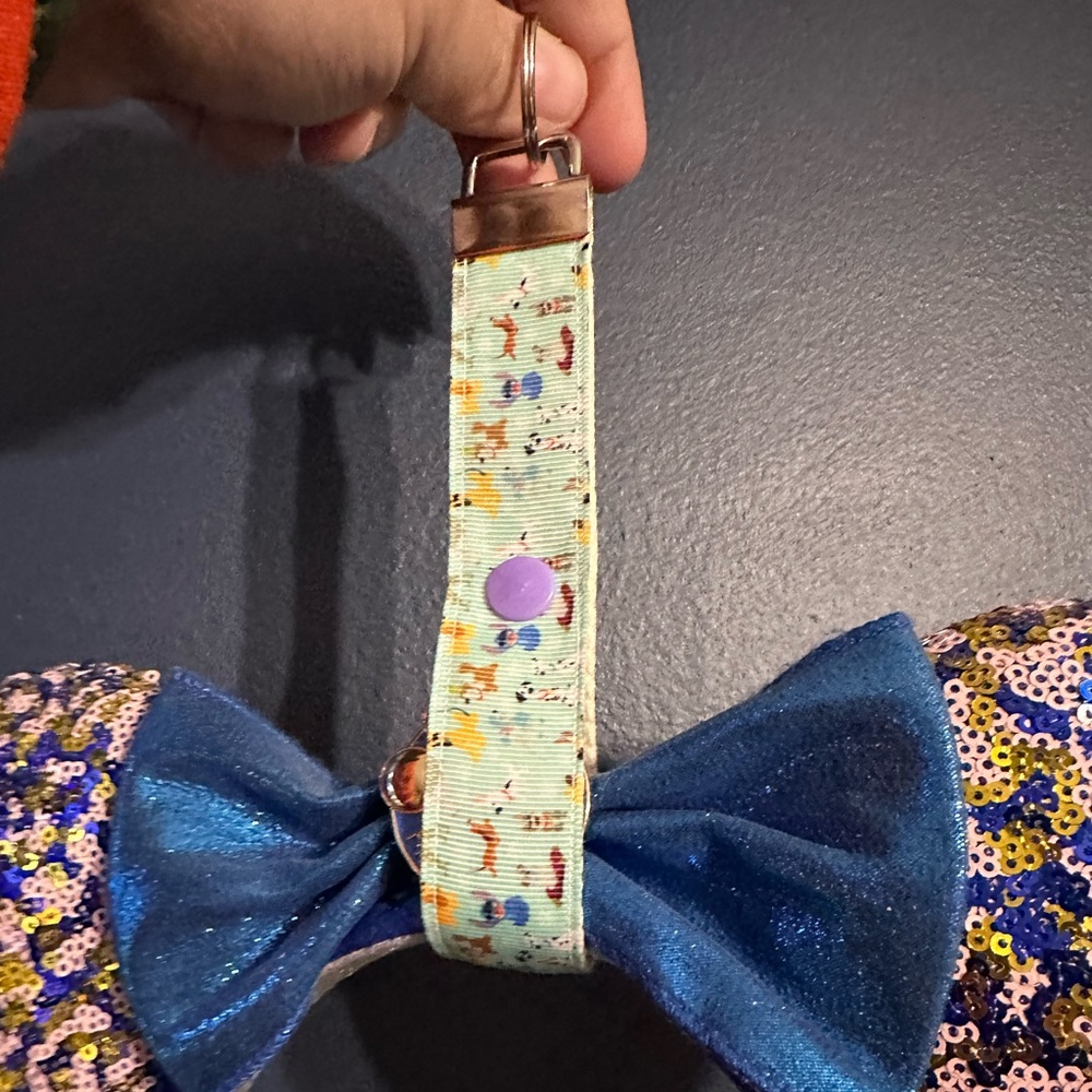 Handmade Minnie ears holder keychain in Disney Dogs design - Picture 2 of 3